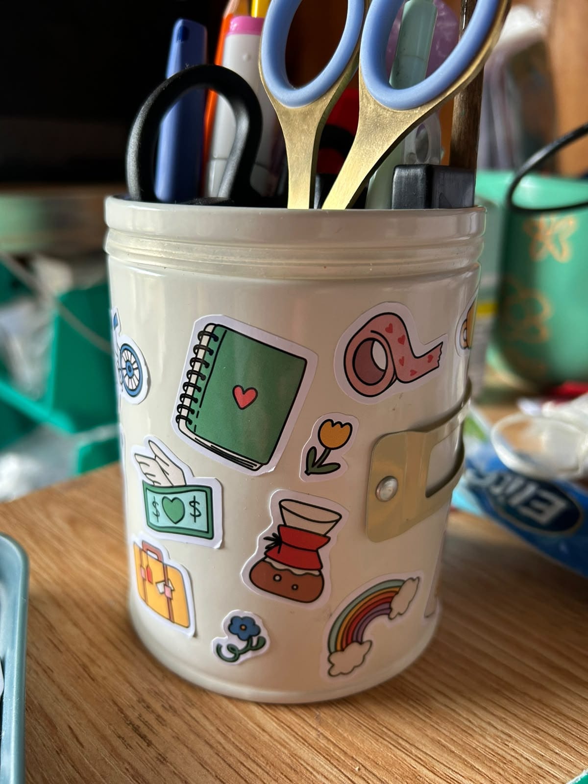 Tarro con stickers hechos por holacamipareja